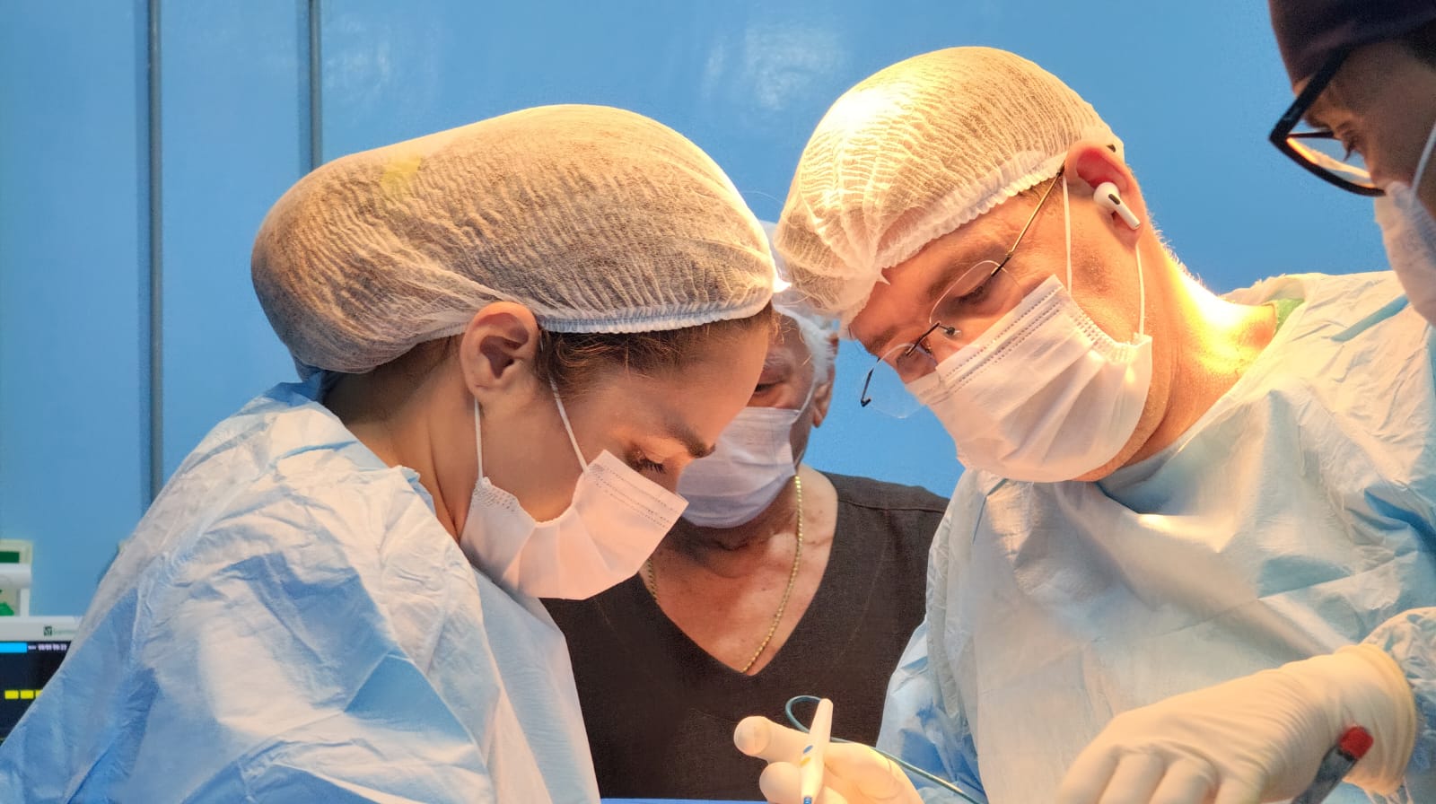 Durante jornada ginecológica, médicos retiram tumor de quase 3 kg de adolescente de 13 anos