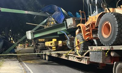 Carreta com tratores derruba passarela na avenida Torquato Tapajós, em Manaus