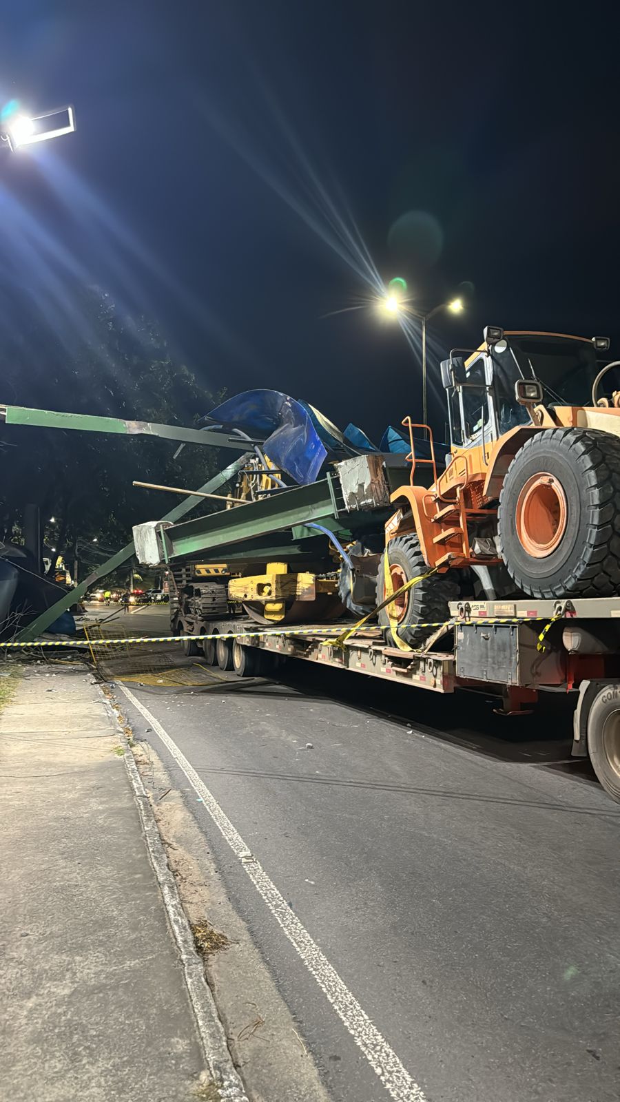 Carreta com tratores derruba passarela na avenida Torquato Tapajós, em Manaus