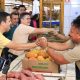 Prefeito David é abraçado por feirantes da Manaus Moderna, Feira da Banana e Mercadão