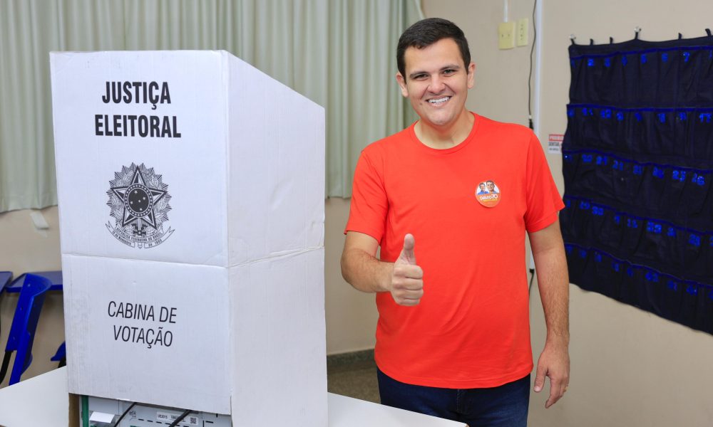 Renato Junior vota na Escola Petrônio Portella, defende democracia e revela otimismo sobre resultado nas urnas