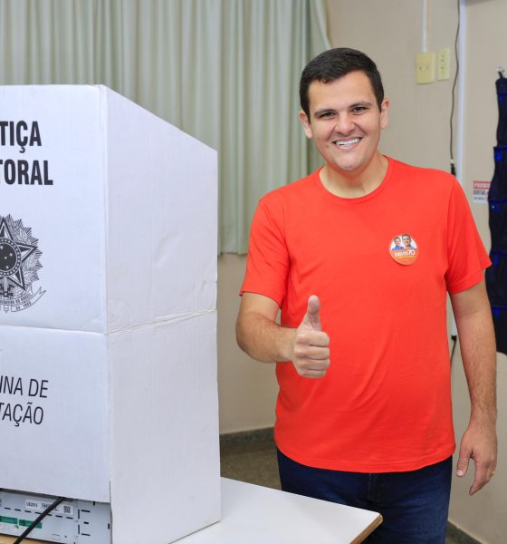 Renato Junior vota na Escola Petrônio Portella, defende democracia e revela otimismo sobre resultado nas urnas