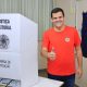 Renato Junior vota na Escola Petrônio Portella, defende democracia e revela otimismo sobre resultado nas urnas