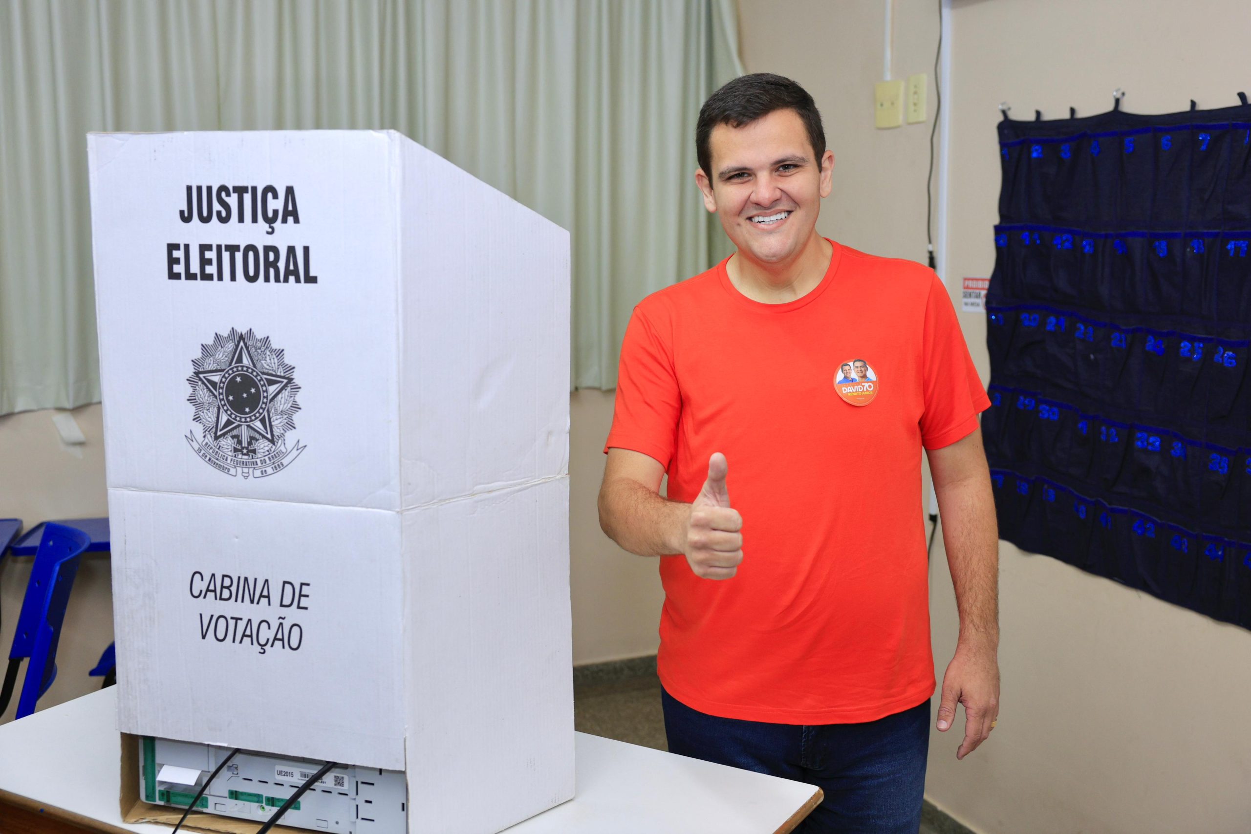 Renato Junior vota na Escola Petrônio Portella, defende democracia e revela otimismo sobre resultado nas urnas